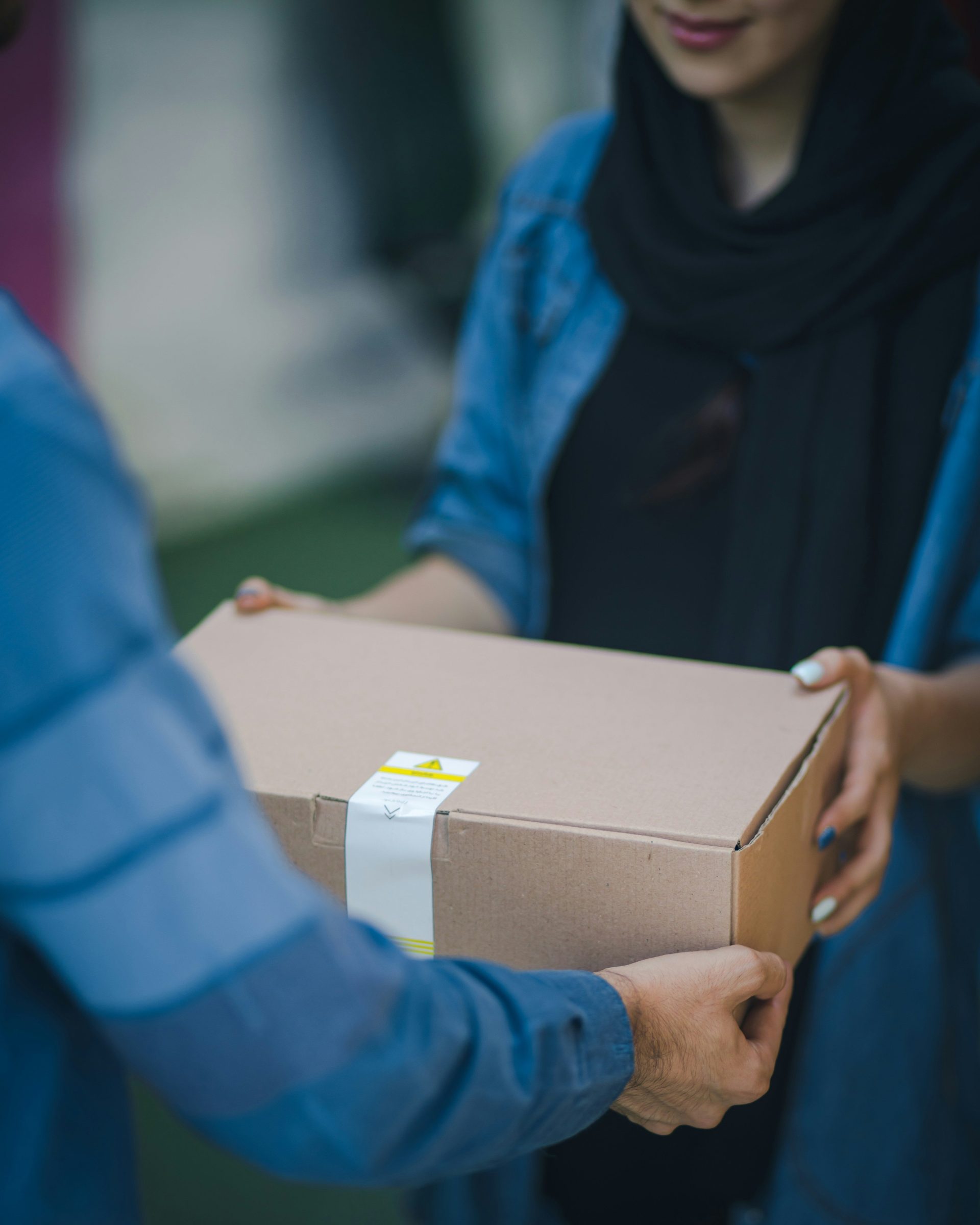 persona que entrega una caja marrón